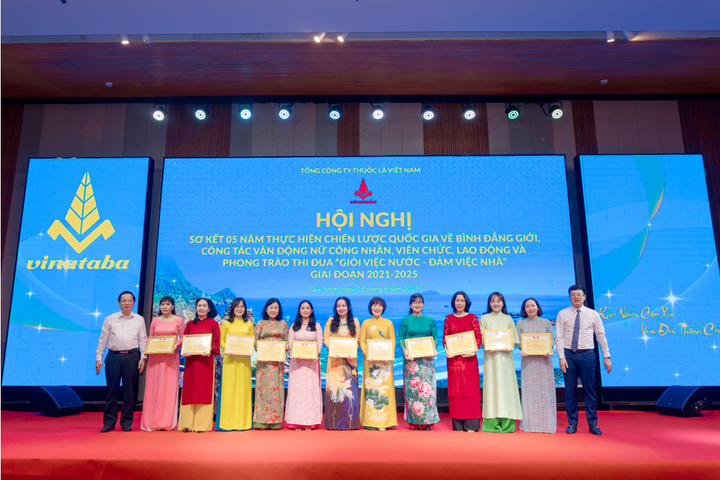 Ông Hà Quang Hòa – Tổng Giám đốc Vinataba (bên phải) - cùng lãnh đạo Công đoàn Công Thương Việt Nam trao khen thưởng cho tập thể, cá nhân tiêu biểu.