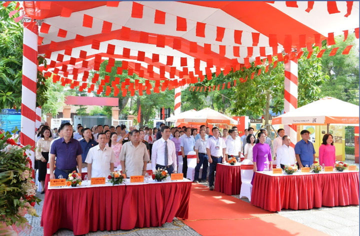 Chào cờ sau chương trình văn nghệ chào mừng.