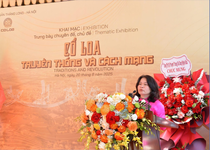 Bà Nguyễn Hồng Chi - Phó Giám đốc Trung tâm Bảo tồn di sản Thăng Long - Hà Nội phát biểu về ý nghĩa của trưng bày.