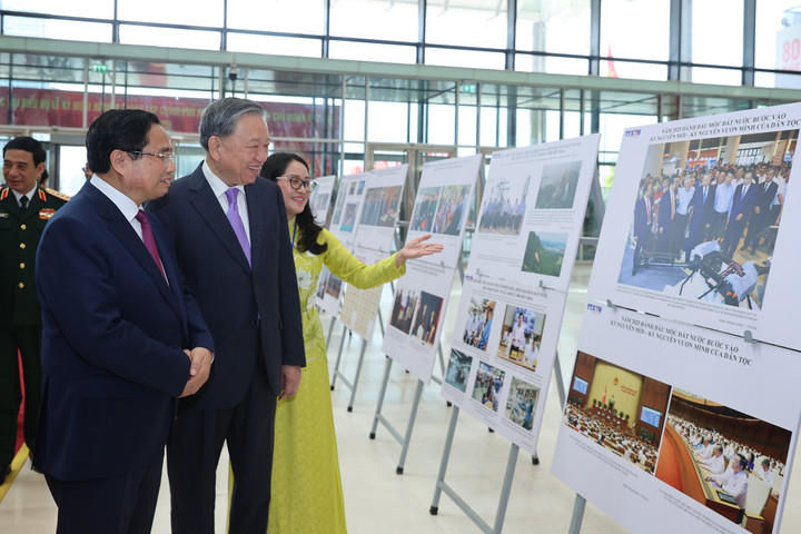 Tổng Bí thư Tô Lâm, Thủ tướng Phạm Minh Chính tham quan triển lãm ảnh về truyền thống 80 năm Chính phủ nước CHXHCN Việt Nam. (Ảnh VGP/Nhật Bắc)