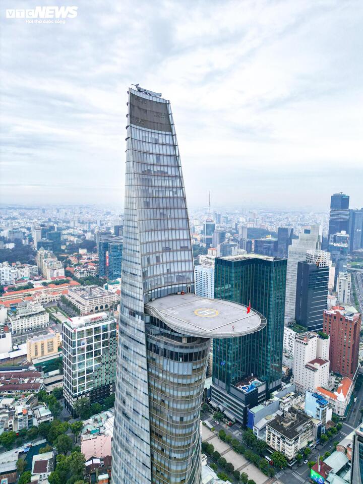 Bitexco Financial Tower là tòa tháp đầu tiên tại Việt Nam sở hữu sân đỗ trực thăng, cũng từng là tòa nhà cao nhất Việt Nam trước khi bị soán ngôi. (Ảnh: L. Ý)