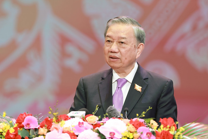 Tổng Bí thư Tô Lâm nhận định, từ những bước đi đầu tiên đầy thận trọng cho tới những cải cách thể chế ngày càng hoàn thiện, bộ máy Chính phủ qua các thời kỳ đã bền bỉ đắp nền cho sự chuyển mình của đất nước. (Ảnh: VGP/Nhật Bắc)