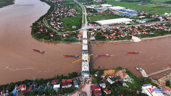 Cầu Phong Châu mới có chiều dài 653m, rộng 20,5m gồm 4 làn xe cơ giới. (Ảnh: Đức Hoàng)