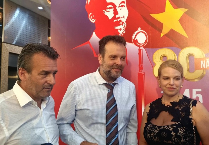 Ông Róbert Forintos, Balint Horvath và bà Timea Kricskovics.