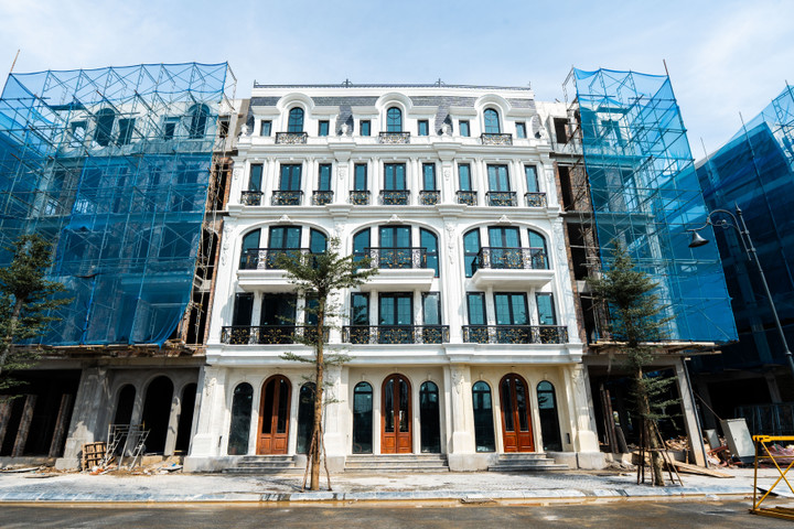 Ở khía cạnh thẩm mỹ, nam diễn viên cho biết anh yêu thích kiến trúc cổ điển châu Âu được thể hiện tinh tế tại dự án, từ từng chi tiết mặt ngoài đến cách bố trí không gian sống nhiều ánh sáng, xanh mát – đúng chuẩn “Palace” theo nghĩa lâu đài phố thị.