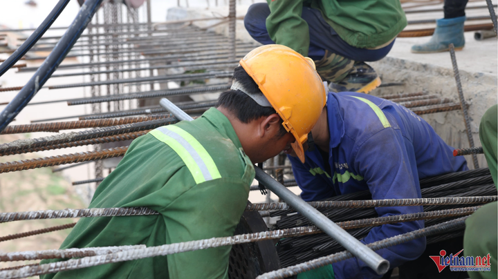 Công nhân đang thi công lắp đặt neo và cáp. (Ảnh: Đức Hoàng)