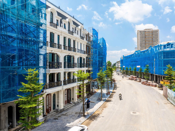 Chỉ từ trên 11 tỷ đến dưới 15 tỷ đồng (khoảng 250 - 280 triệu/m²), khách hàng đã có thể sở hữu nhà phố mới kết nối thuận tiện - mức giá rẻ hơn một nửa đến 1/3 so với một số khu vực thủ đô có hạ tầng chật hẹp, lạc hậu về công nghệ nhưng suất đầu tư lên đến hàng chục tỷ đồng/căn.