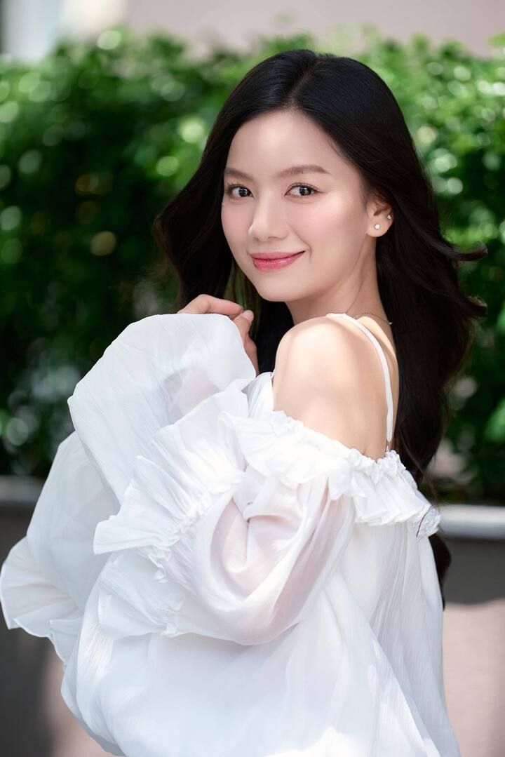 Lê Hạ Anh sinh năm 1995, gây ấn tượng bởi vẻ ngoài xinh đẹp. Cô bắt đầu làm người mẫu ảnh từ năm 2011 và tham gia cuộc thi 