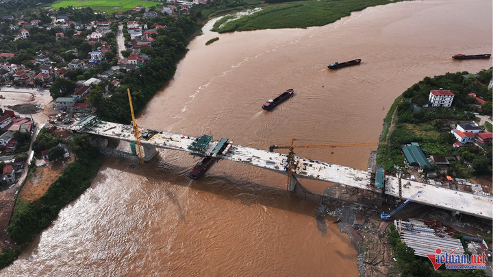 Các hệ thống trang thiết bị thi công được chia làm 4 mũi, triển khai đồng loạt trên toàn bộ công trường. (Ảnh: Đức Hoàng)