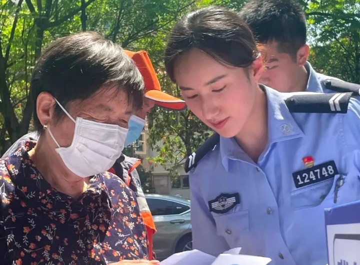 Mặc dù nổi tiếng trên mạng, Ying vẫn khiêm tốn và tận tâm phục vụ công chúng. (Ảnh: QQ)