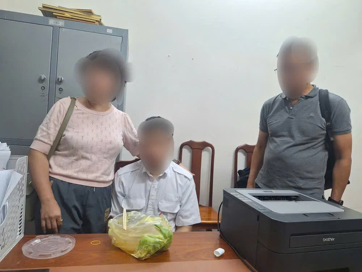 Anh N.K.N (22 tuổi, ở giữa) được giải cứu sau khi nhóm tội phạm lừa đảo trực tuyến ép di chuyển qua nhiều tỉnh, thành. (Ảnh: CACC)