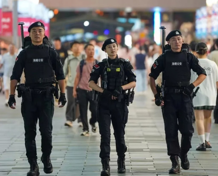 Ying đang tuần tra cùng đồng đội. (Ảnh: QQ)