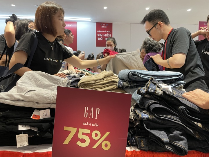 Lần đầu tiên TP.HCM mang hàng hiệu ra ga metro bán giảm giá