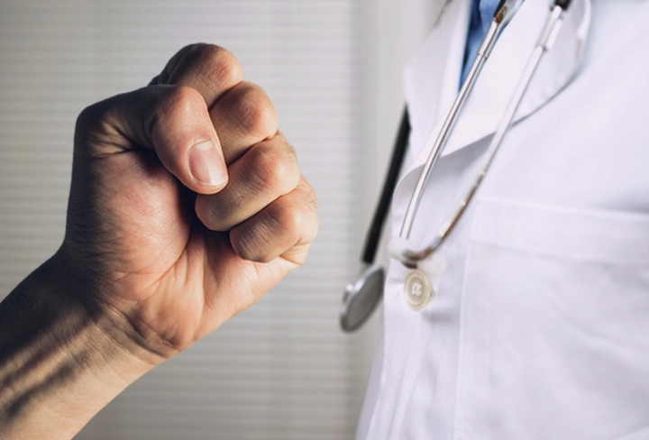 Nữ điều dưỡng bị người nhà bệnh nhân hành hung lúc nửa đêm