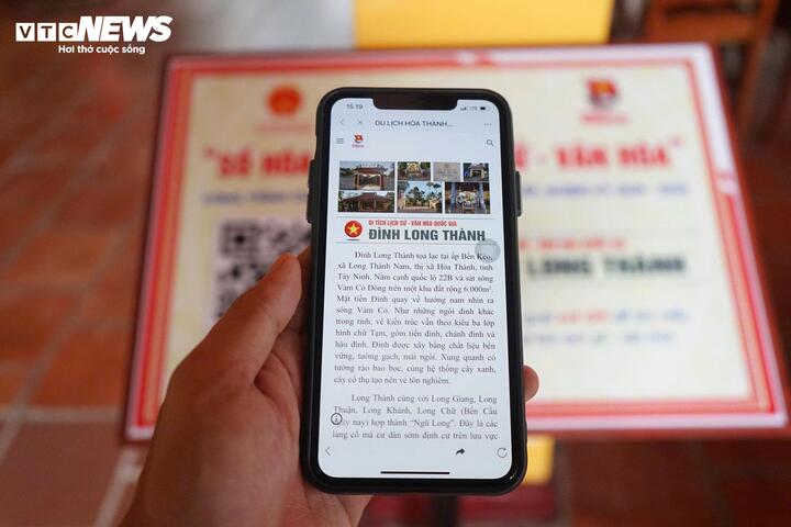 Chỉ cần giơ điện thoại lên quét mã QR, mọi thông tin về di tích từ lịch sử, kiến trúc, đến những câu chuyện gắn liền với Đình Long Thành hiện ra ngay ngắn, sinh động.
