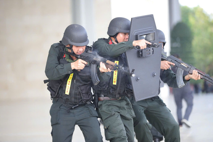 Trung đoàn Đặc nhiệm thường xuyên tổ chức diễn tập xử lý các tình huống nghiệp vụ.