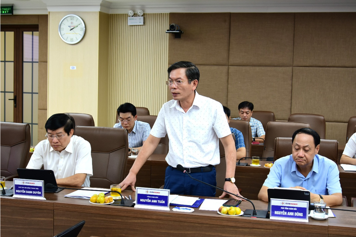 Ông Nguyễn Anh Tuấn - Tổng Giám đốc EVNHANOI báo cáo tại buổi làm việc