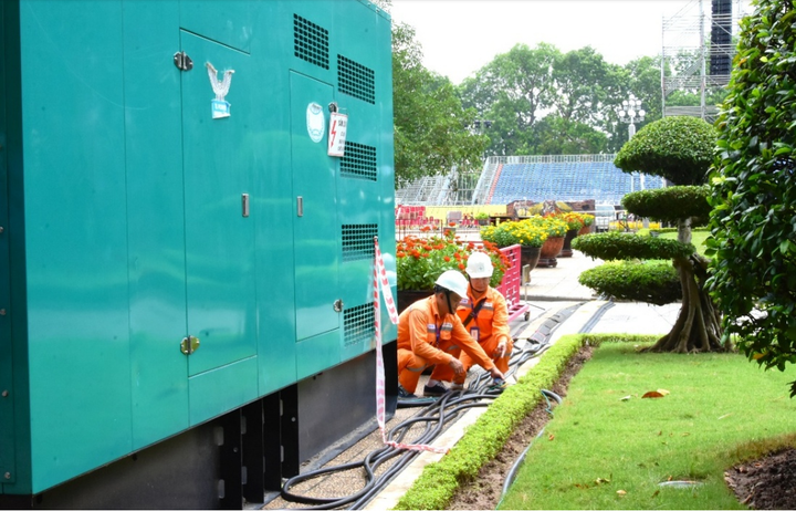 Công nhân EVNHANOI kiểm tra thiết bị điện tại Quảng trường Ba Đình.