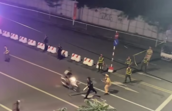 2 thanh niên đi xe máy lao vào tổ công tác.