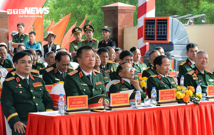 Các đại biểu tham dự lễ kỷ niệm 60 năm Chiến thắng Vạn Tường.