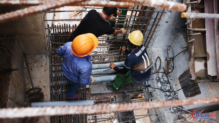 Công nhân đang lắp ghép cốt thép chuẩn bị công tác đổ bê tông giữa các dầm cầu. (Ảnh: Đức Hoàng)