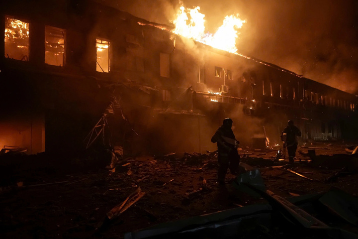 Lính cứu hỏa dập lửa một tòa nhà bốc cháy tại tỉnh Kharkiv, Ukraine ngày 28/1. (Ảnh: Reuters)