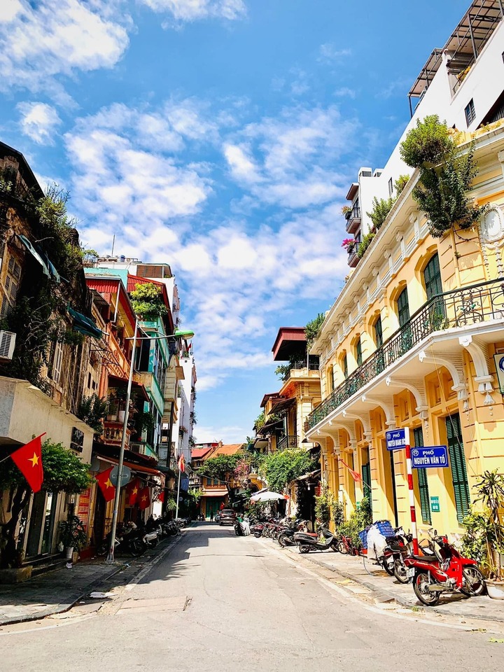 Phố Nguyễn Quang Bích có nhiều biệt thự cổ. (Ảnh: JackyKen)