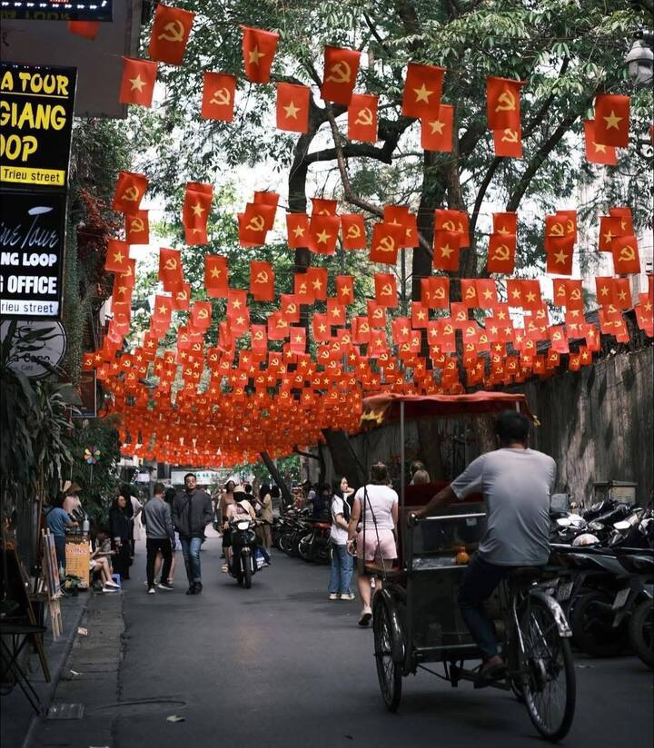 Ngập tràn dải cờ đỏ sao vàng, cờ búa liềm bay phấp phới tên phố Ấu Triệu. (Ảnh: Yêu Hà Nội)