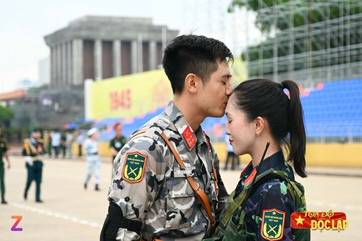 Đình Khôi trao nụ hôn đặc biệt cho Bích Loan trong buổi tổng hợp luyện. (Ảnh: Znews)