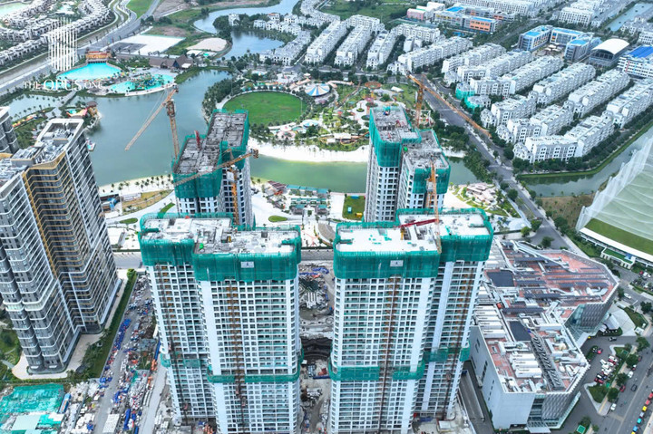 The Opus One đã cất nóc 4 tòa căn hộ ngày 31/7, dự kiến bàn giao từ tháng 3/2026.