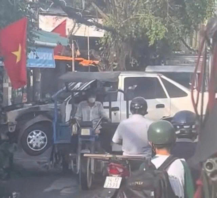 Hình ảnh chiếc ô tô được chở trên ba gác. (Ảnh cắt từ clip)