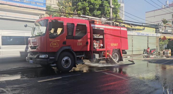 Hơn 50 cảnh sát PCCC phải làm việc liên tục hơn 2 giờ mới khống chế được ngọn lửa.