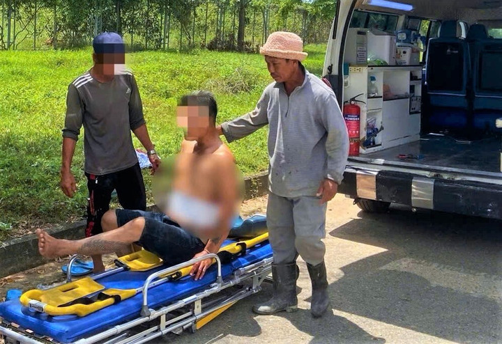 Xe Cứu thương 0 đồng Bình Thuận đưa nạn nhân đi cấp cứu. (Ảnh: DT)