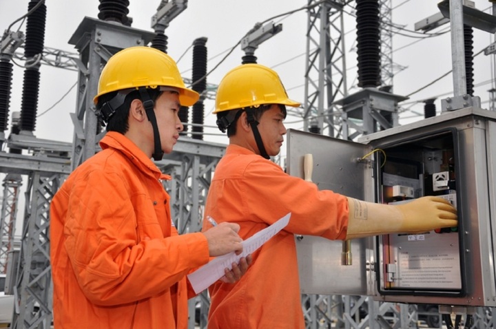 Người dân lo hóa đơn tiền điện sẽ tăng khi gánh thêm khoản lỗ của EVN. (Ảnh minh họa: EVN).