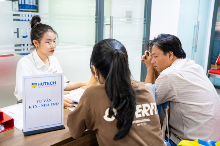 សាកលវិទ្យាល័យ HUTECH បានប្រកាសថាពិន្ទុស្តង់ដារខ្ពស់បំផុតសម្រាប់មុខវិជ្ជាឱសថស្ថានគឺ 21 ពិន្ទុយោងតាមវិធីសាស្ត្រចូលរៀនដោយផ្អែកលើប្រតិចារិកវិទ្យាល័យ។