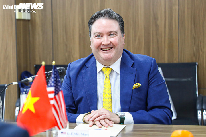 Đại sứ Marc Knapper phát biểu tại toạ đàm.