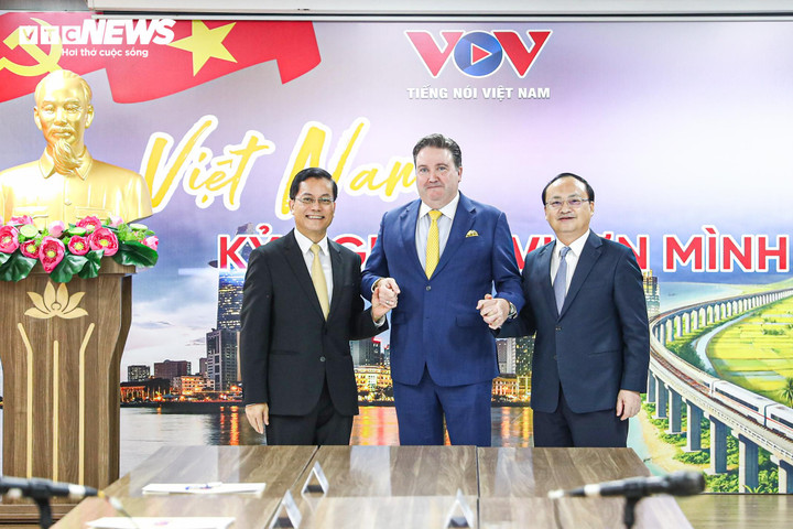 Tổng Giám đốc Đài Tiếng nói Việt Nam Đỗ Tiến Sỹ chụp ảnh lưu niệm cùng Đại sứ Marc Knapper và Đại sứ Hà Kim Ngọc.