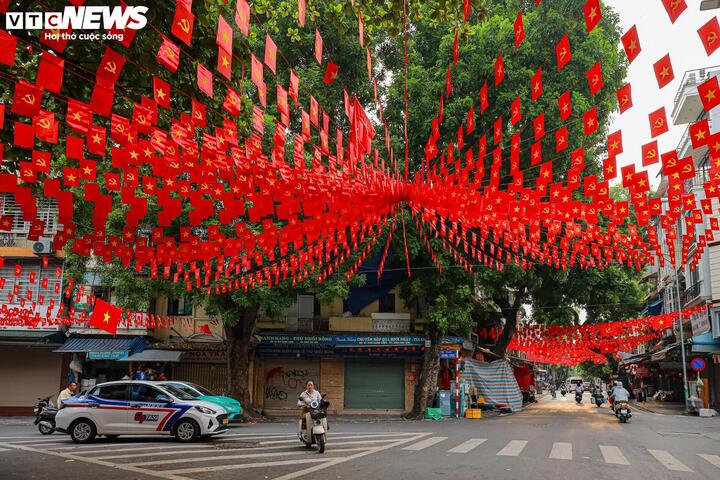 Tại ngã tư Hàng Mã – Hàng Lược, rừng cờ lớn nhỏ phủ kín không gian. (Ảnh: Minh Đức)