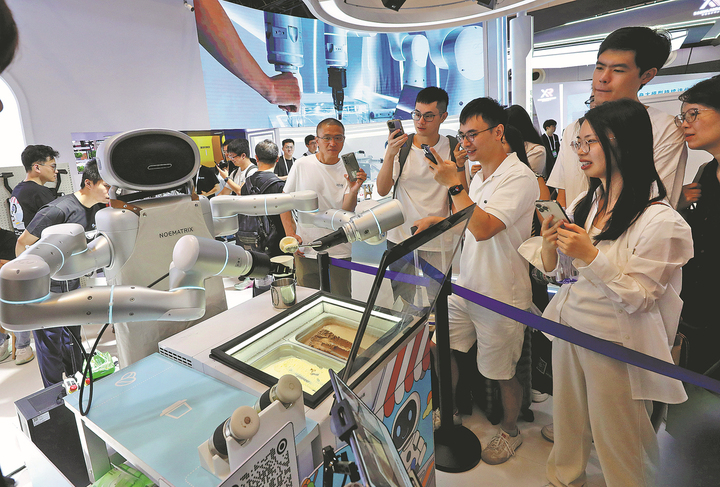 Một chú robot phục vụ kem thu hút du khách trong sự kiện WAIC 2025 tại Thượng Hải vào ngày 29/7. (Nguồn: Xinhua)