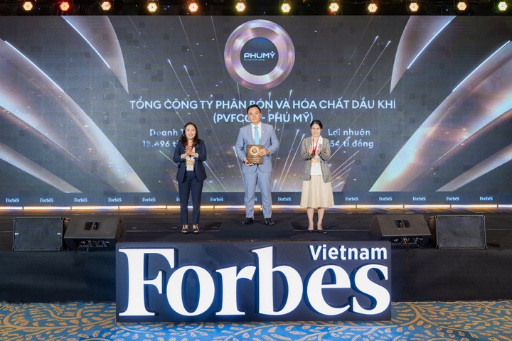Ông Nguyễn Xuân Hòa - Chủ tịch HĐQT Phú Mỹ - PVFCCo nhận Danh hiệu Top 50 công ty niêm yết tốt nhất Việt Nam 2025.
