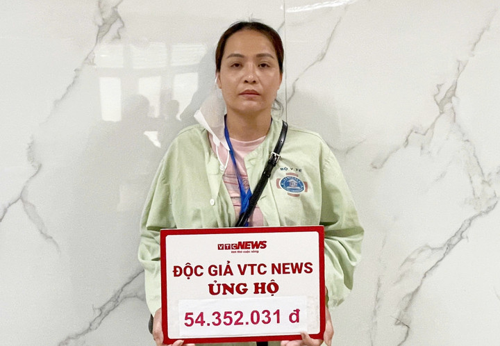 Chị Thuỷ - mẹ bé Linh đại diện gia đình đón nhận giúp đỡ từ bạn đọc. (Ảnh: Thanh Ngọc)