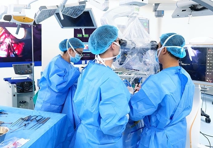 Ê kíp ứng dụng hệ thống Neuro Navigation tích hợp AI phẫu thuật cho người bệnh.
