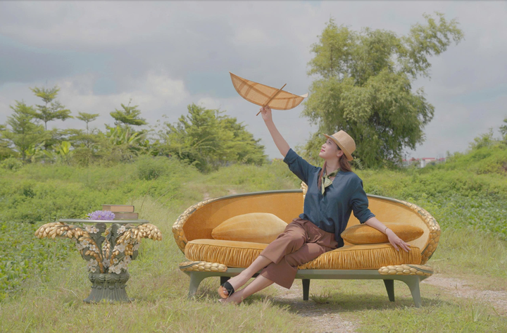 Ngồi xuống chiếc sofa ấy, ta như trở về tuổi thơ, nơi tiếng sáo diều ru lòng người, nơi bầu trời rộng mở và tâm hồn nhẹ tênh.