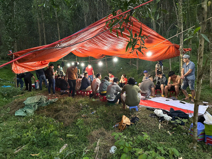 Hàng chục đối tượng chơi xóc đĩa ở rừng keo. (Ảnh: CA)