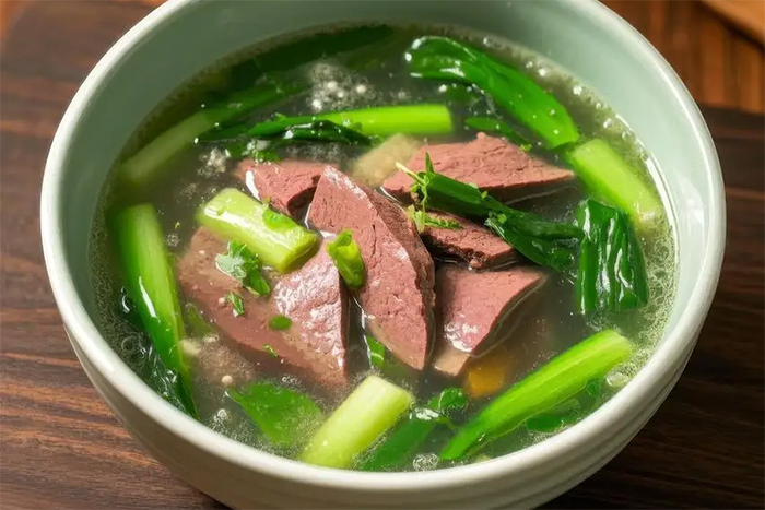 Món canh rau chân vịt và gan thích hợp để bồi bổ cho cả gia đình. (Ảnh: Sohu)