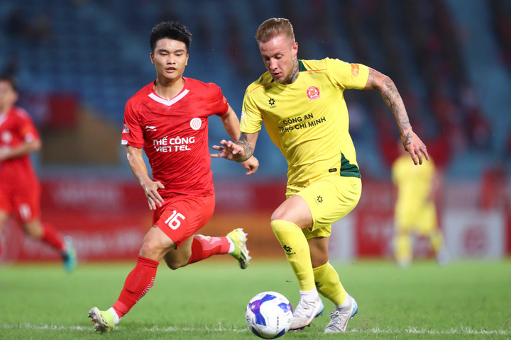 Công an TP.HCM (áo vàng) gặp khó khăn.