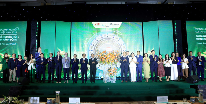 VBCSD vinh dự nhận hoa chúc mừng 15 năm thành lập từ Lãnh đạo Chính phủ.