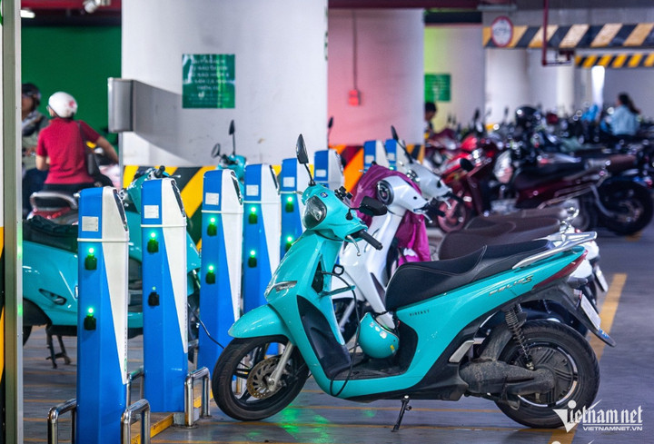 Xe điện dần trở thành lựa chọn của nhiều gia đình, nhất là ở các thành phố lớn. (Ảnh: Thế Bằng)