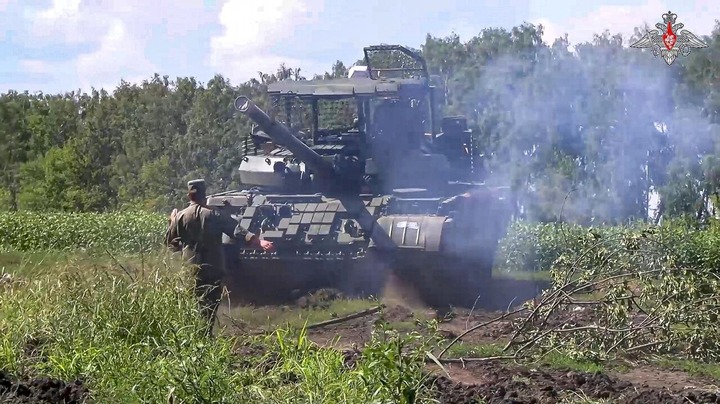 Xe tăng T-62 được cải tiến trên chiến trường. Ảnh Sputnik News