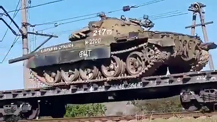 Xe tăng T-62M được vận chuyển bằng đường sắt. Ảnh The War Zone